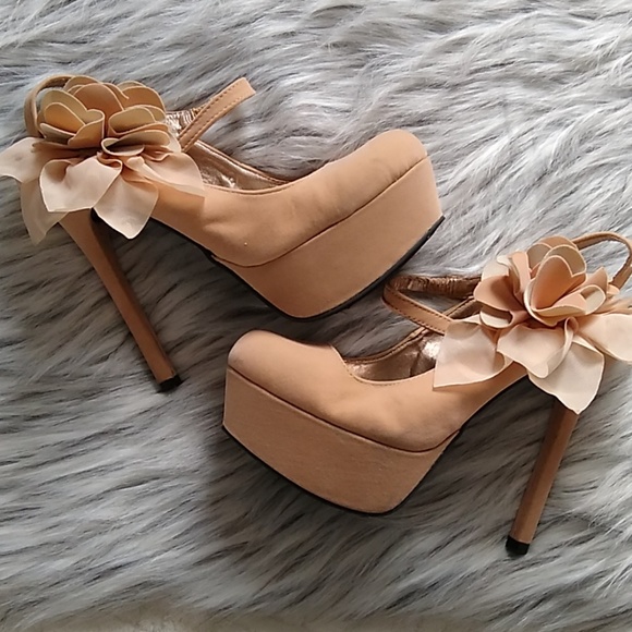 Qupid Shoes - ✨Nude Floral Pumps✨